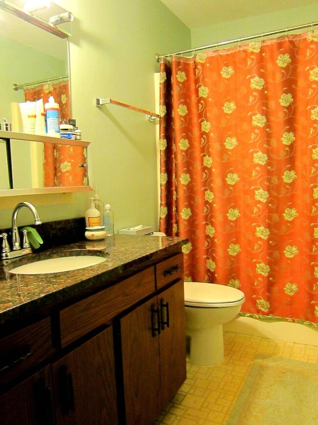 Building Photo - 1601 Lyndhurst Dr