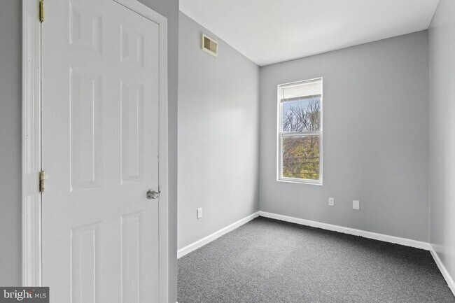 Building Photo - 1209 N Dukeland St