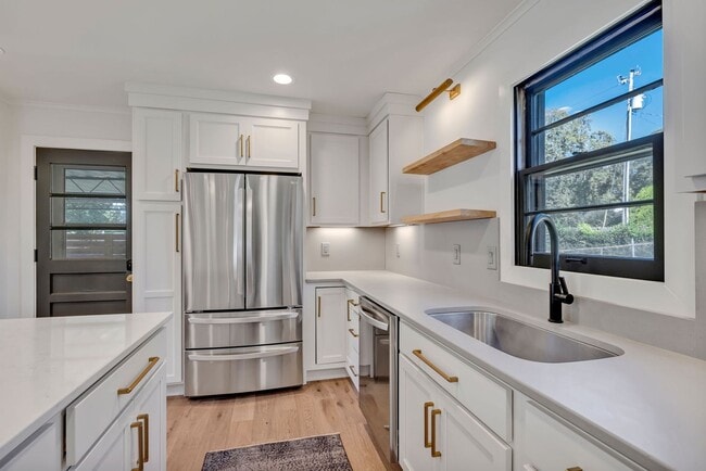 Building Photo - Beautifully furnished short-term rental in...