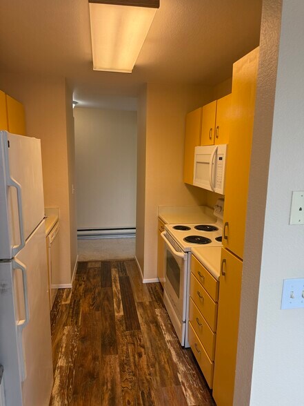 Bright Kitchen - 1602 Naval Ave