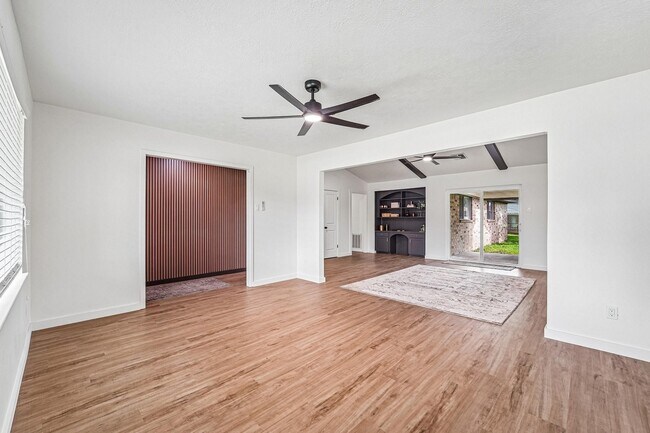 Building Photo - 2801 Coy Dr