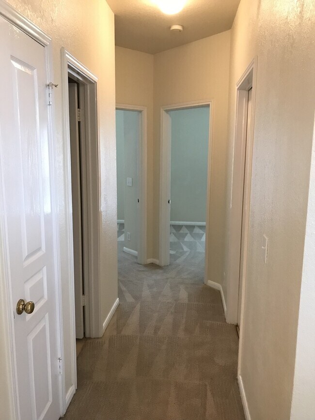 Building Photo - 2520 Crested Heights