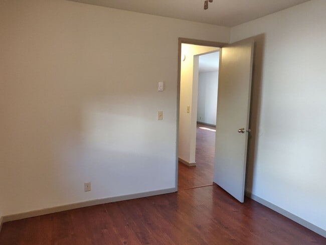 Building Photo - NW Bend 3x2 single-story hidden gem with huge fenced yard!