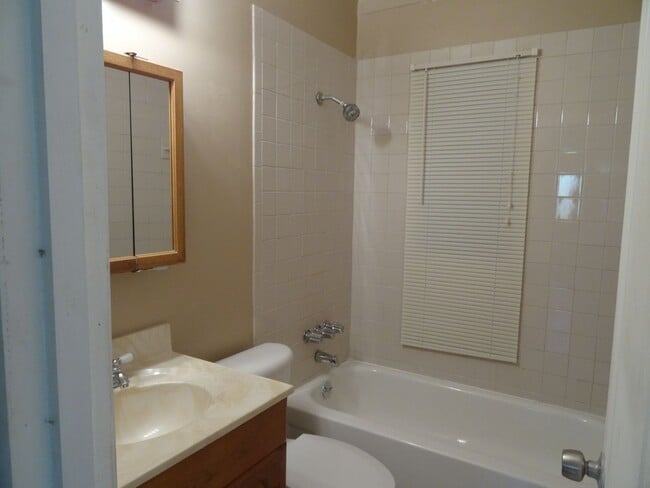 Building Photo - 3 Bed Home for Rent!