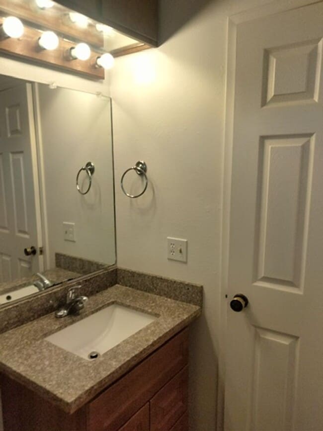 Building Photo - Charming 1 Bedroom/1 Bath Apartment