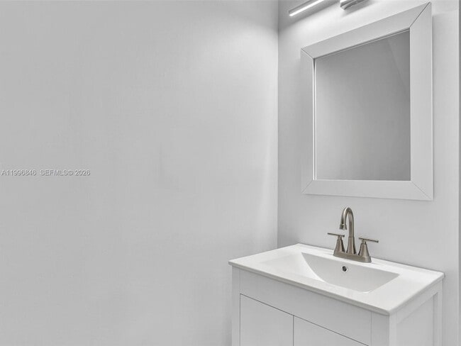 Building Photo - 8 Key W Ct