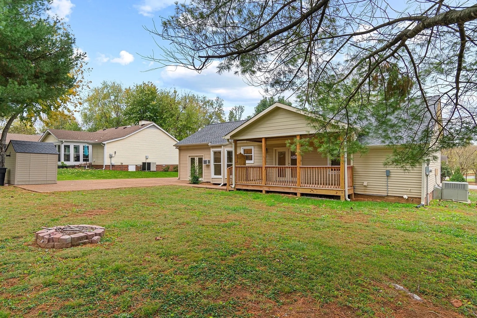 Building Photo - 723 Riverview Dr