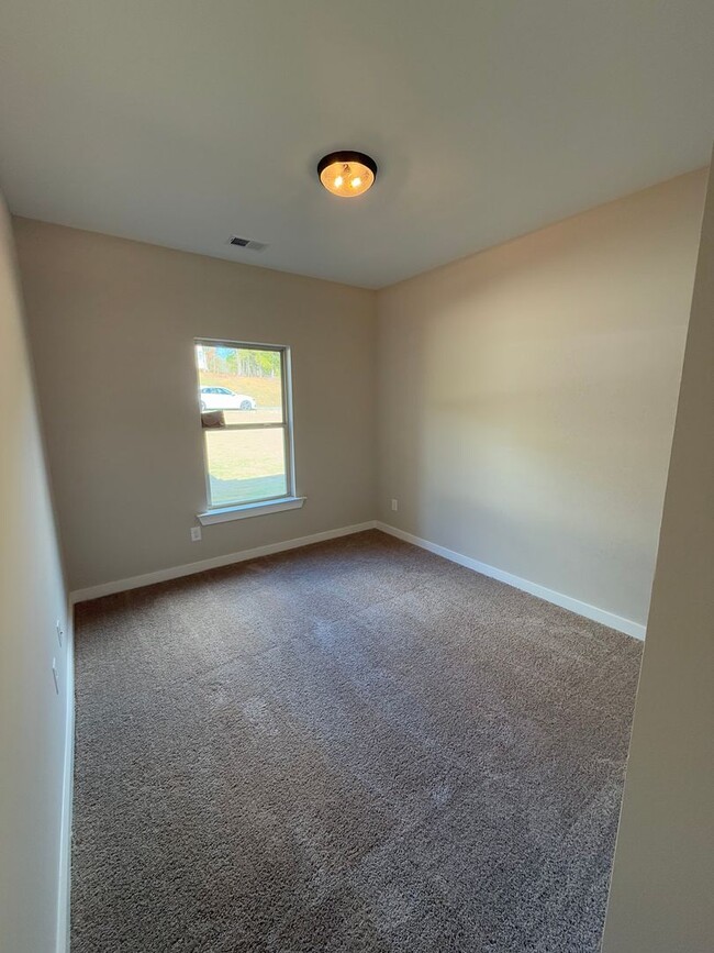 Building Photo - Home for rent in Riverside!