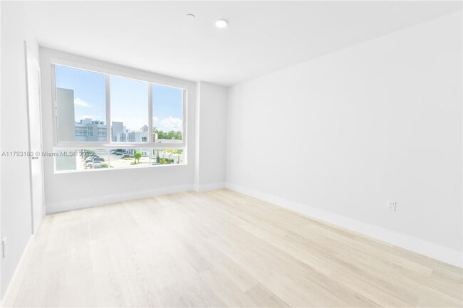 Building Photo - 2535 NE 193rd St