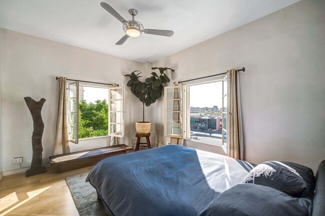 Building Photo - 109 N Sycamore Ave