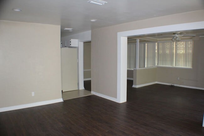 Building Photo - 3 bed 2 bath house