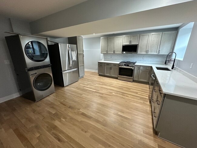 Building Photo - 2046 W Moffat St