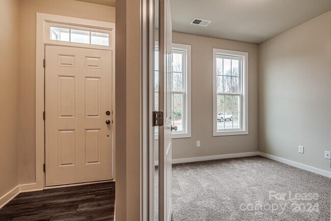 Building Photo - 2209 Silver Cres Dr