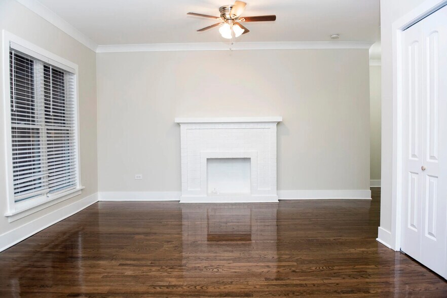 Building Photo - 730 W Roscoe St