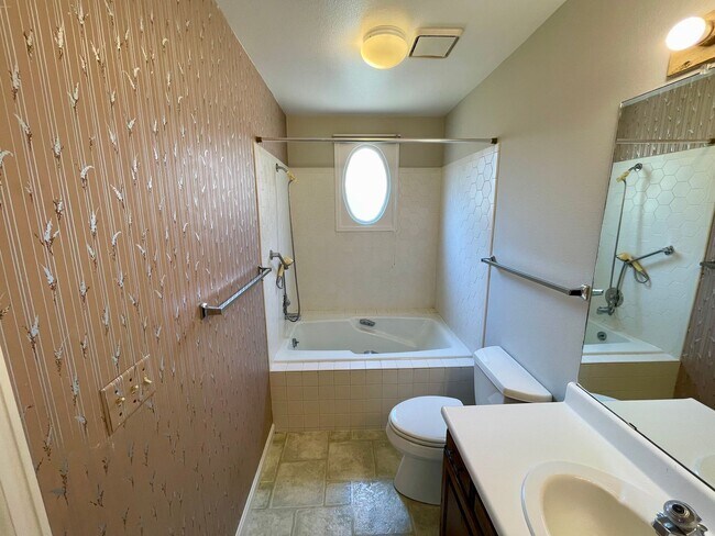 Building Photo - Beautifully Updated 3-Bed, 3-Bath Townhome...