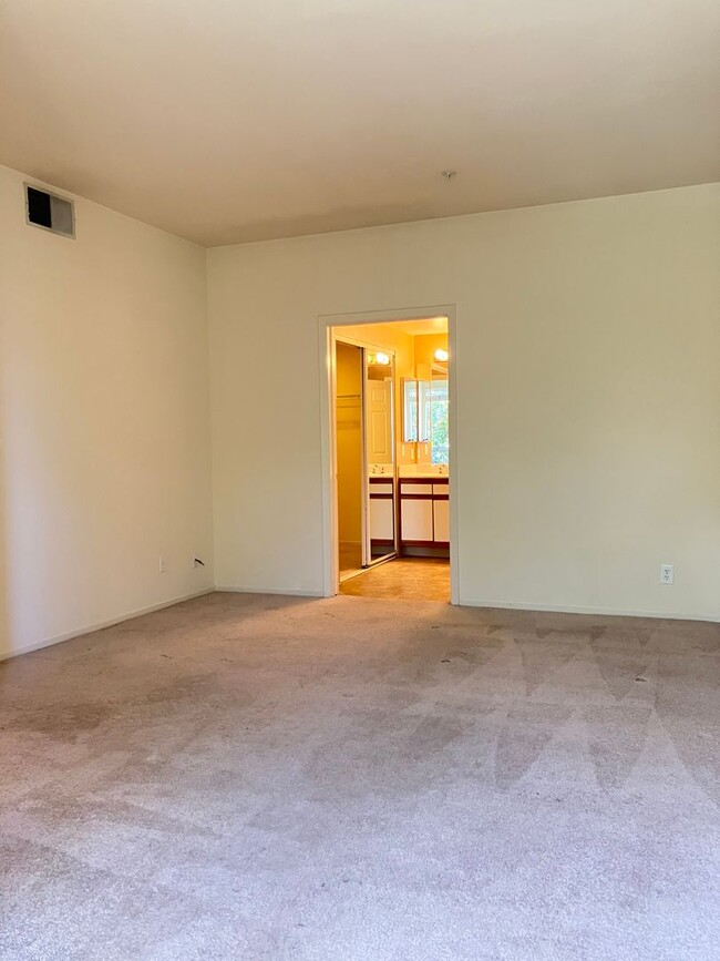 Building Photo - Updated 2 Bedroom, 2 Bath Condo in Gated C...