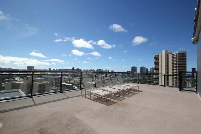 Building Photo - 1 bedroom, 1 bath, 1 Parking. End Unit! Am...
