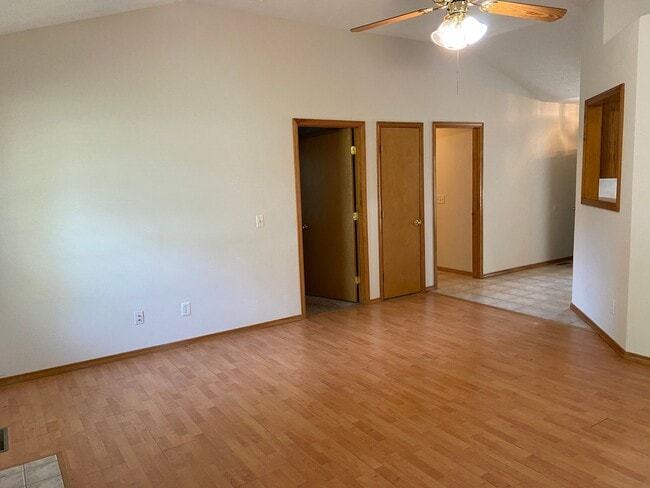 Building Photo - Great 3 BR, 2 Bath, 2 Car Garage Ranch located in SW Springfield.