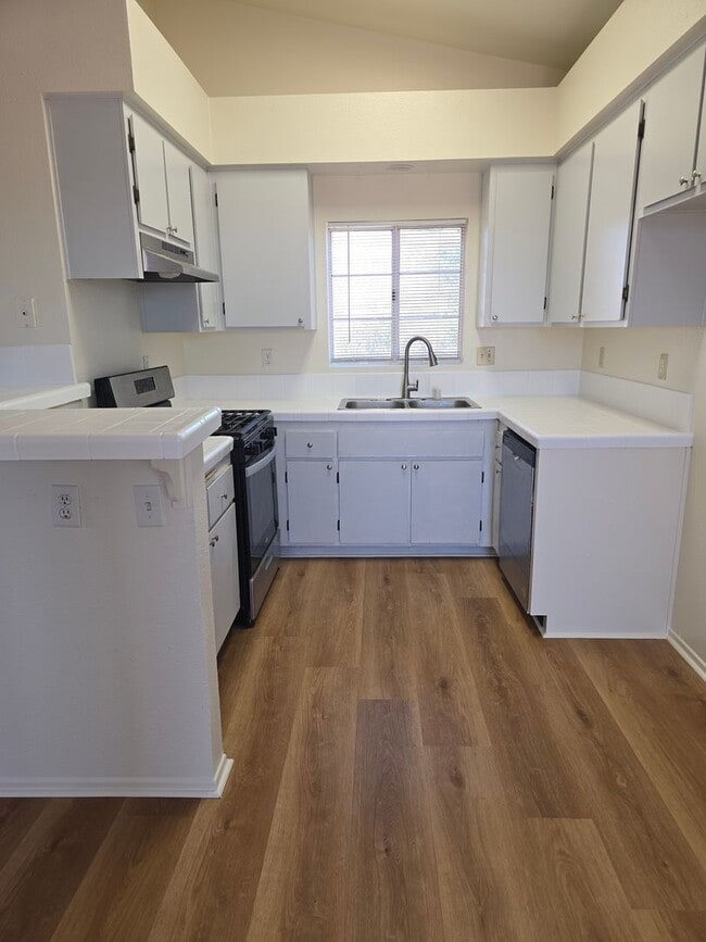 Building Photo - Upstairs/ Spacious/ 2 bedrooms / 2 bathrooms
