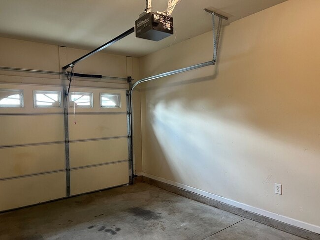 Building Photo - Gorgeous 3/2.5 End Unit Condo in Simpsonvi...