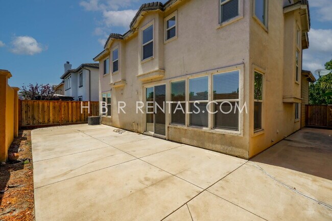 Building Photo - Charming 4-Bed, 2.5-Bath Home in Tracy’s E...