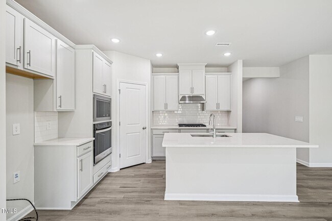 Building Photo - 721 Deschutes Dr