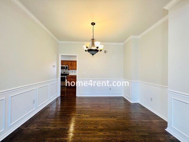 Building Photo - Beautiful Overland Park w/ Wood Floors Thr...