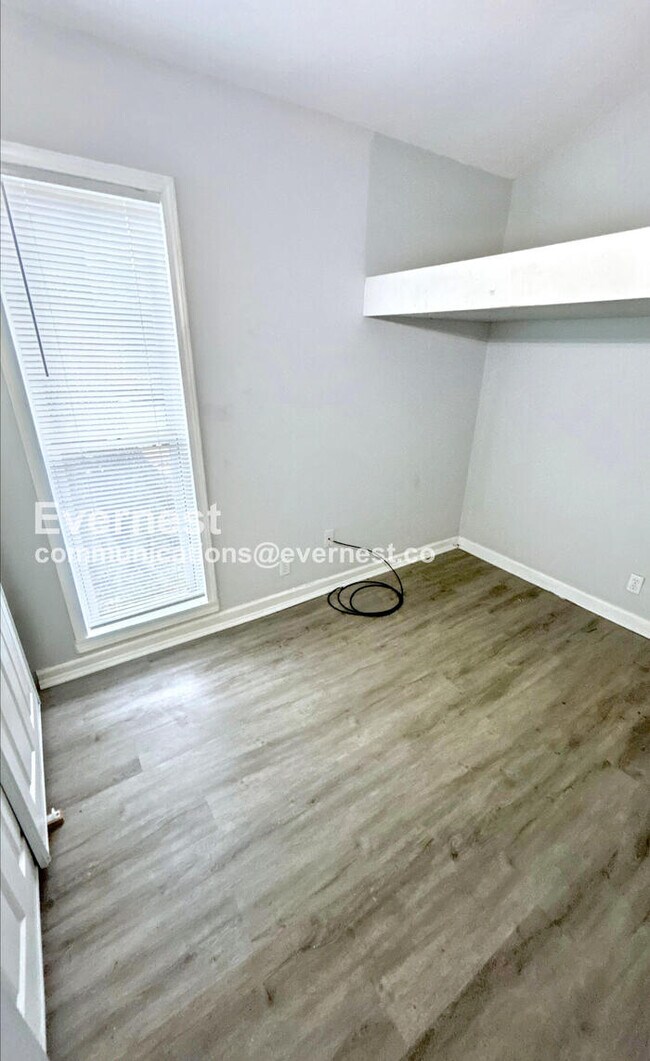 Building Photo - 3 Bed, 2 Bath Home with Carport / Pet-Frie...