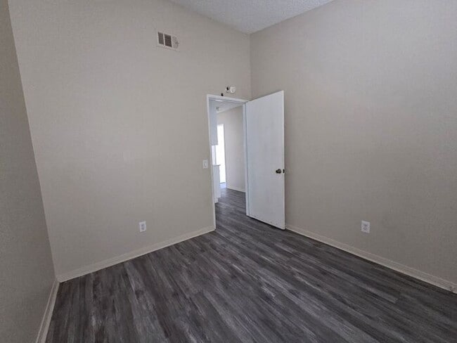 Building Photo - Newly available