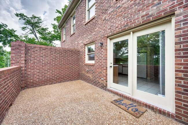 Building Photo - Awesome 2BE/2.5BA condo in Green Hills!