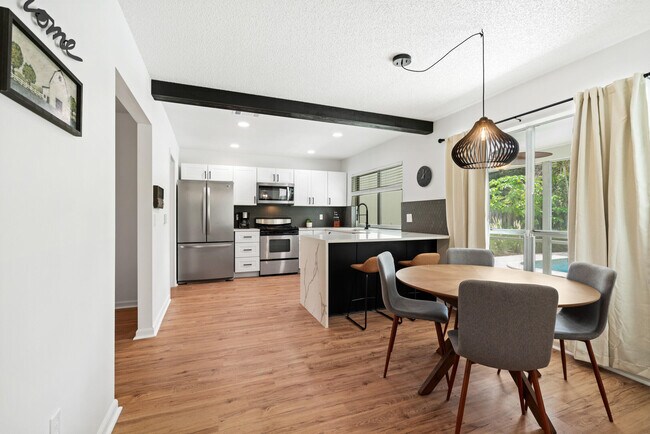 Building Photo - 1019 Larch Way