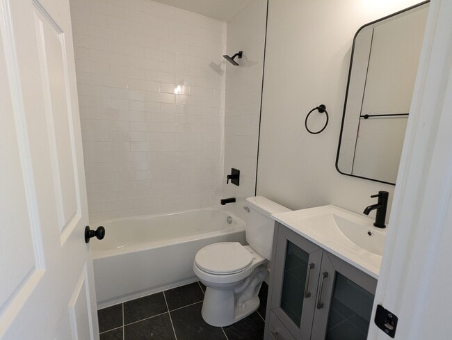 Building Photo - 619 Carpenter St