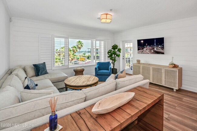 Building Photo - 922 1st St S