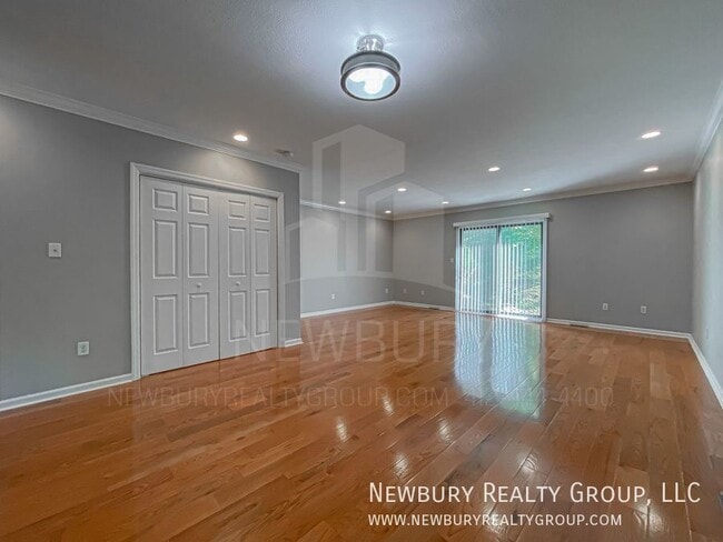 Building Photo - 135 Banksville Pl