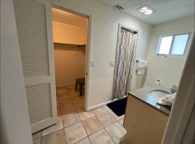 Building Photo - 3537 SE 1st Pl