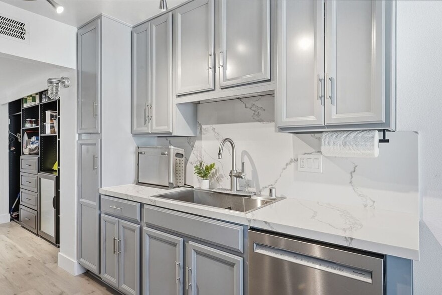 Building Photo - 450 W Vermont Ave