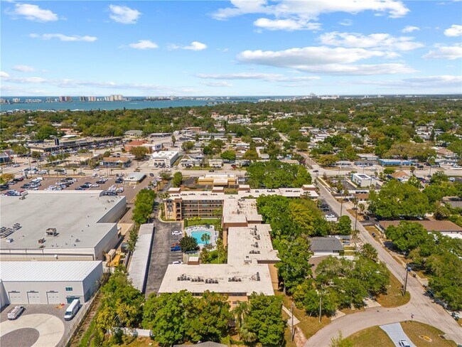 Building Photo - 2525 W Bay Dr