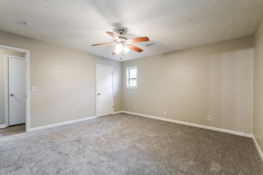 Building Photo - 319 Knollwood Ln