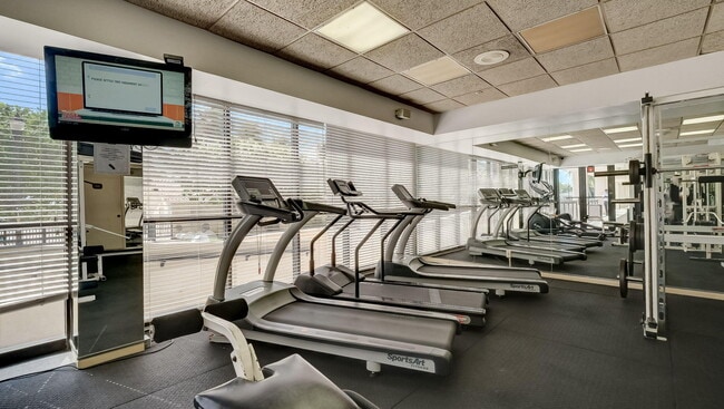 Building Photo - 2555 Collins Ave