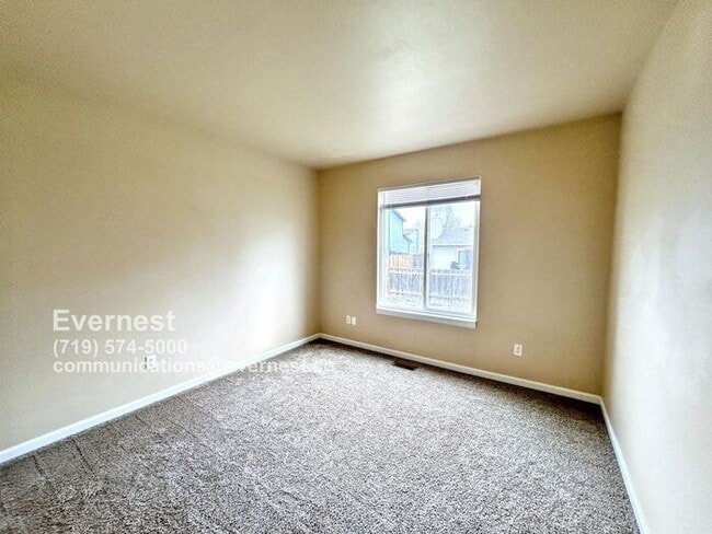 Building Photo - Spacious 4-Bedroom Home with Modern Comfor...