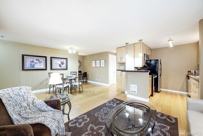 Building Photo - AVAILABLE AUGUST 1ST >> Beautiful Fully Remodeled 2BR/1BA Condo in Seattle!