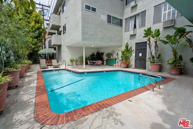 Building Photo - 645 Westmount Dr