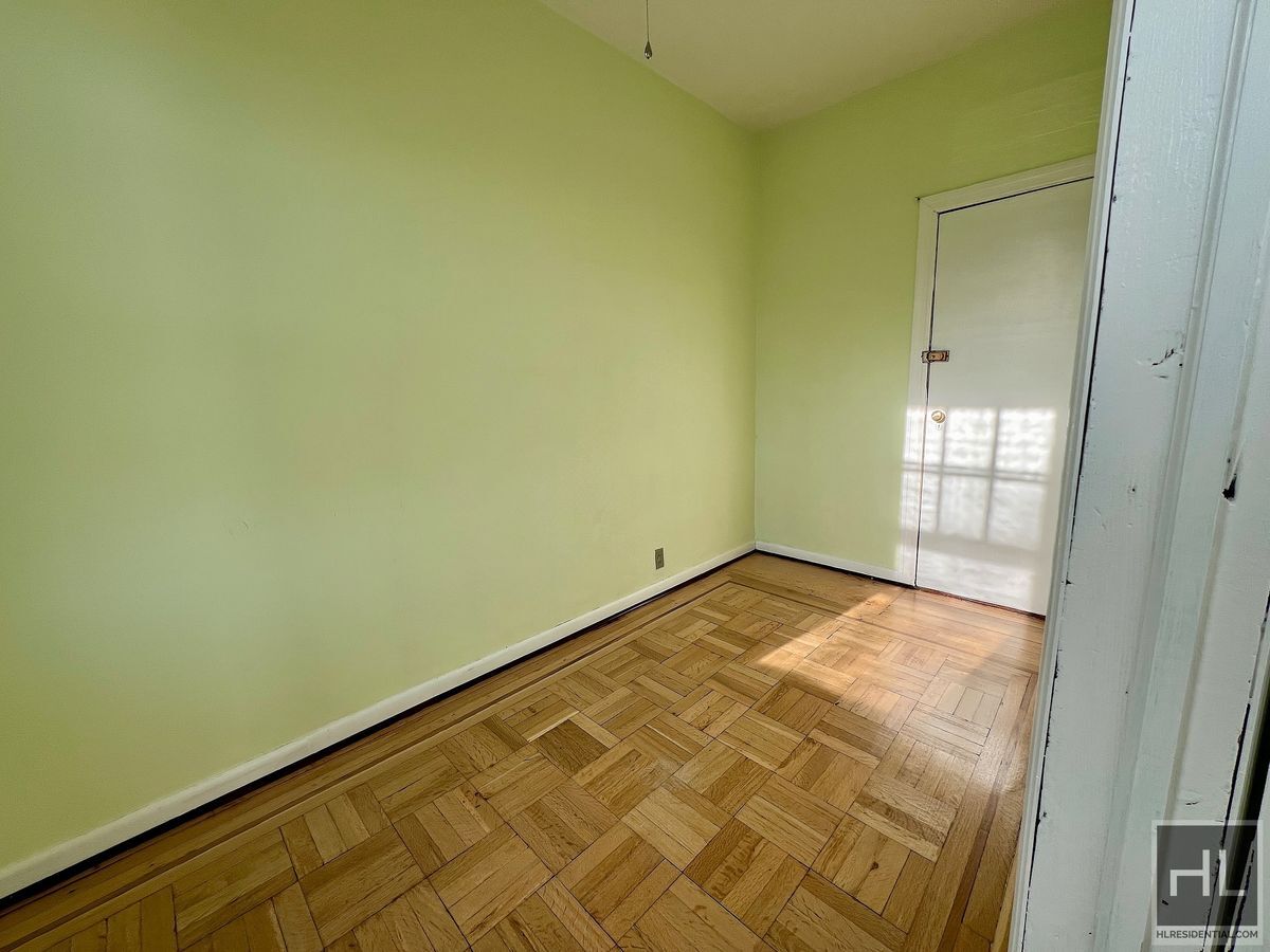 Building Photo - 3.5BR 2BA Massive Townhouse w/ Sunroom & Optional Private Parking In Maspeth