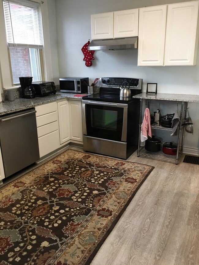 Large kiychen w quartz countertops - 1478 Bryden Rd