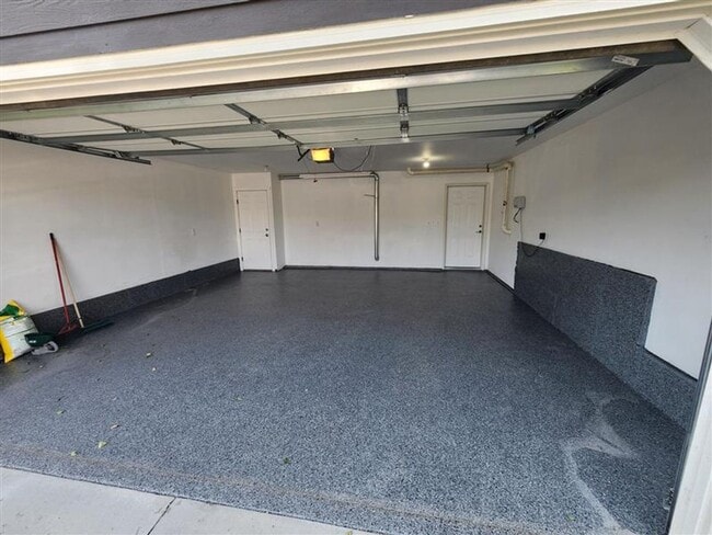 Building Photo - 5 bedroom in Briarwood - Water/Sewer/Trash PAID