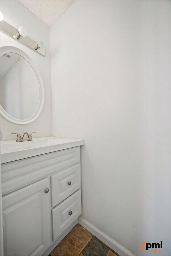 Building Photo - 2 Bed 2.5 Bath renovated townhome Virginia Beach