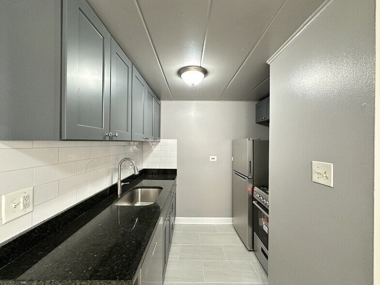 Building Photo - 9620 Ivanhoe Ave