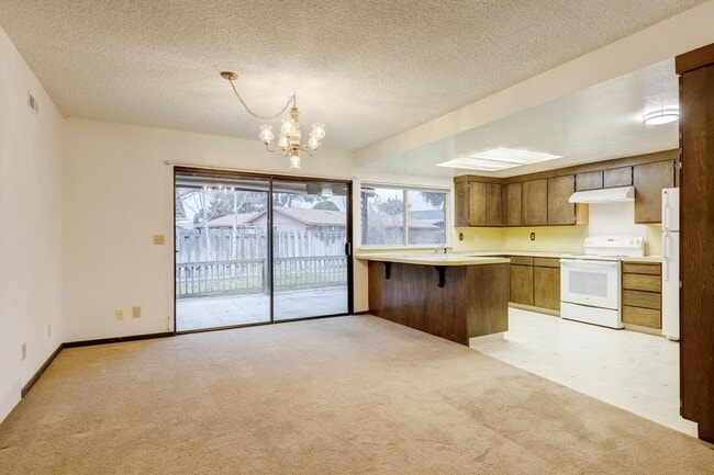 Building Photo - Charming Residence in a Prime Location 3bed/2bath - Shop Not Included