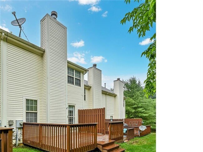Building Photo - 229 Hillvue Dr