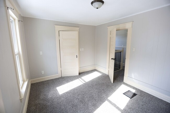 Building Photo - 639 Curve St SW